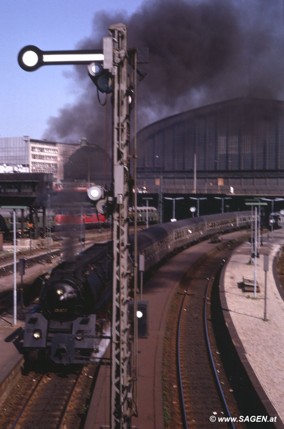 Dampflokomotive Ausfahrt Bahnhof Hamburg