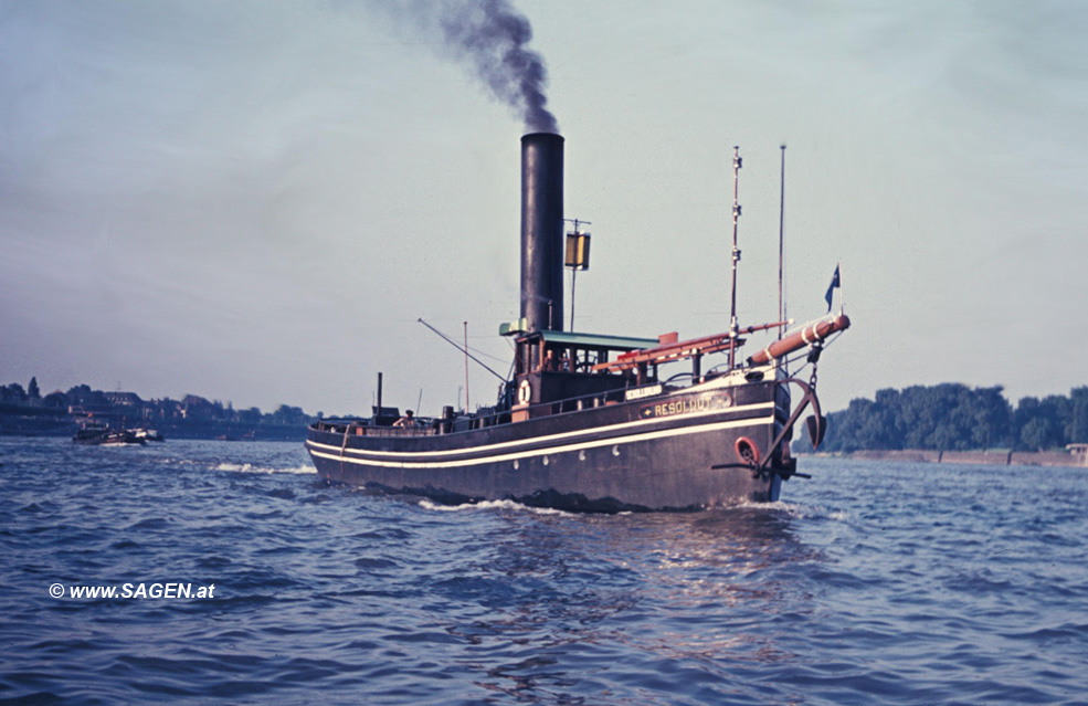 Dampfschiff am Rhein bei Köln