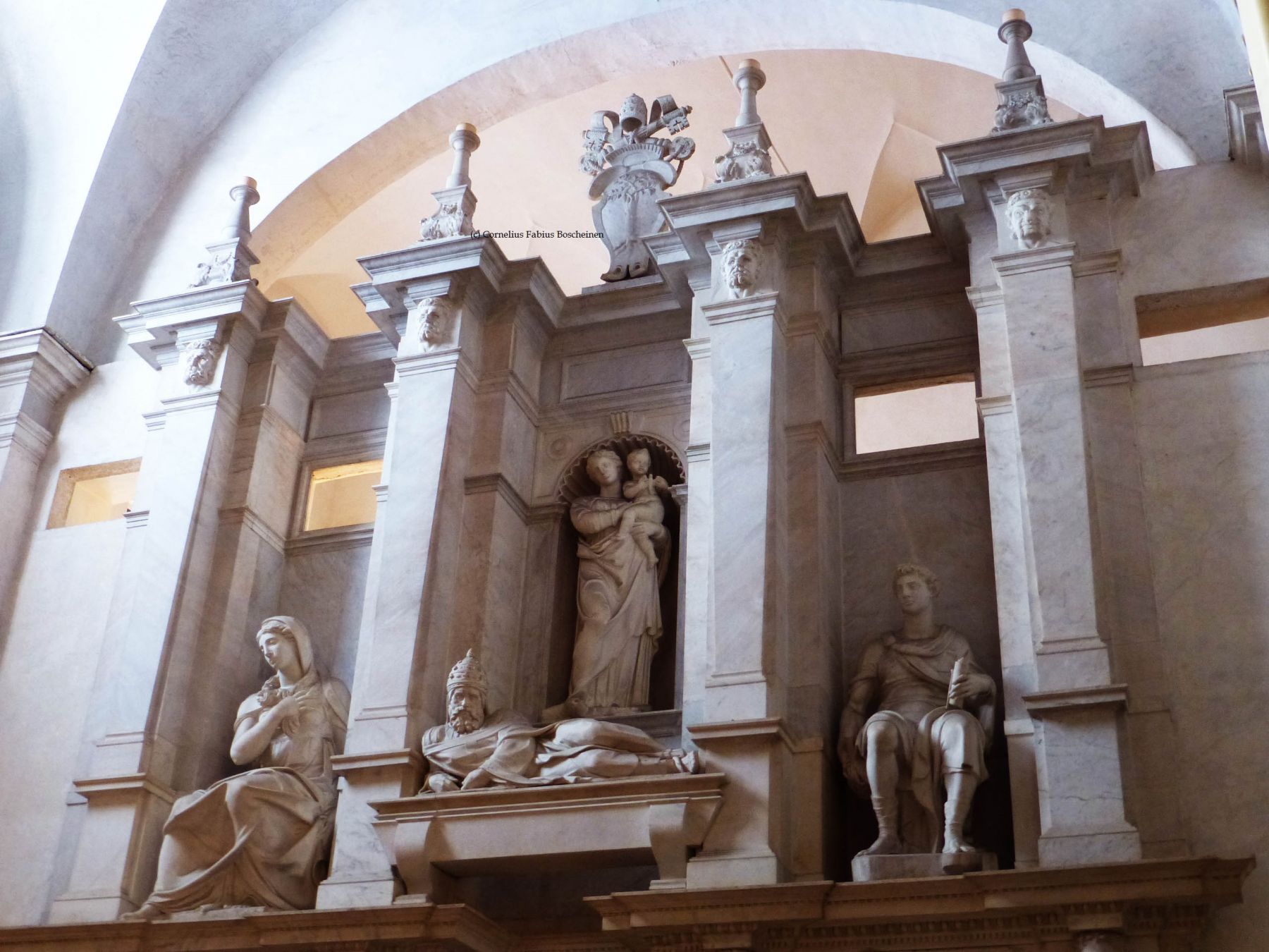 Das überwältigende Juliusgrabmal in der San Pietro in Vincoli in Rom.