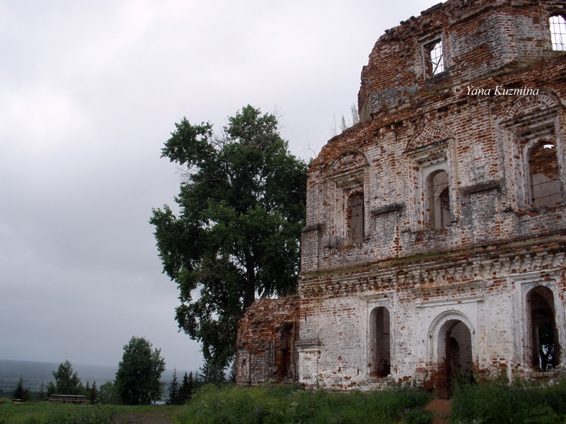 das Gottesmutter-Kloster auf dem Roten Berg