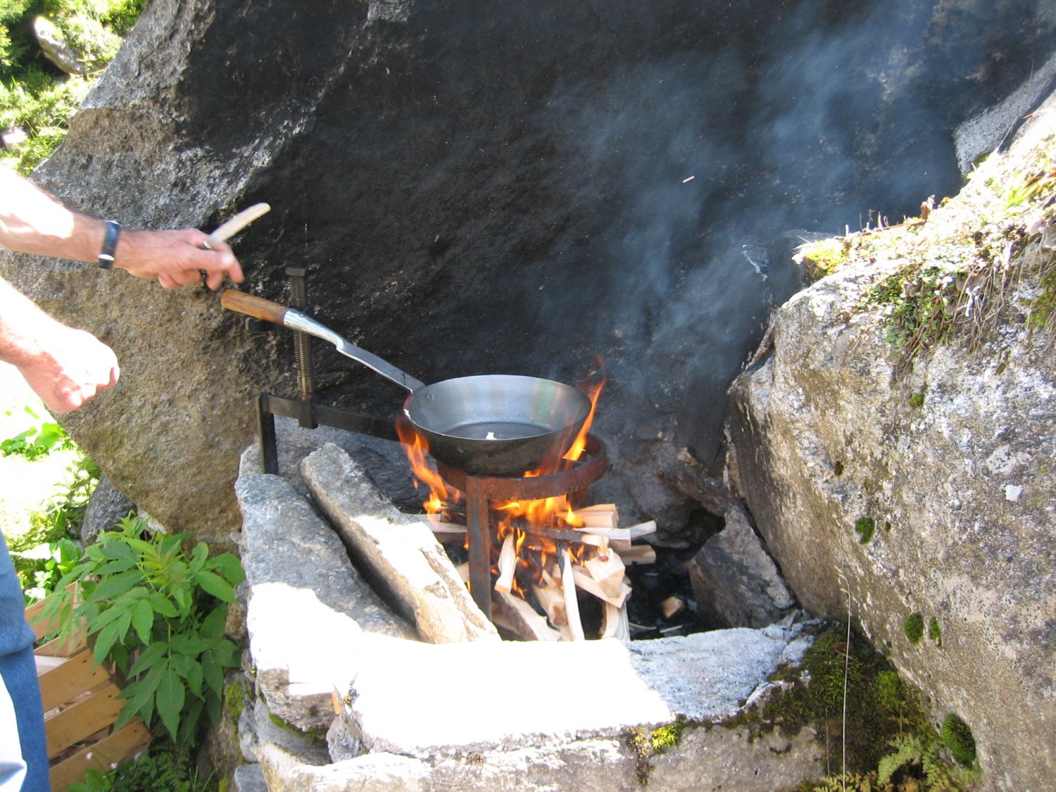 Das offene Feuer, der eiserne Dreihax,