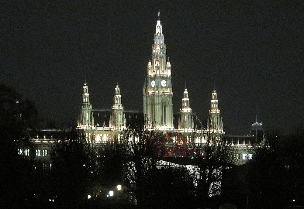 Das Rathaus bei Nacht