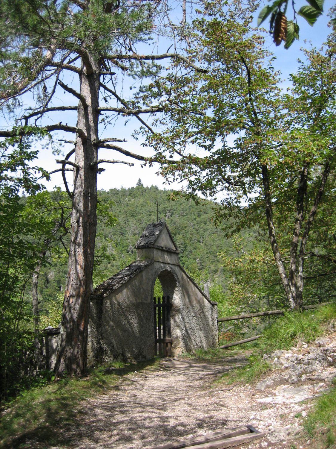 Das Tor zum Friedhof