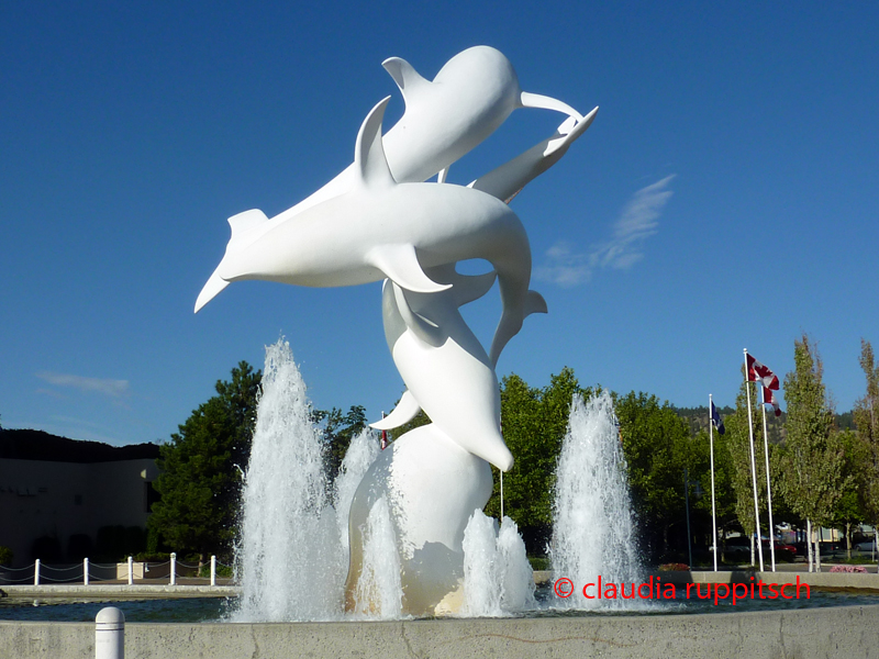 Delphin-Brunnen in Kelowna im Okanagan Valley, BC, Kanada