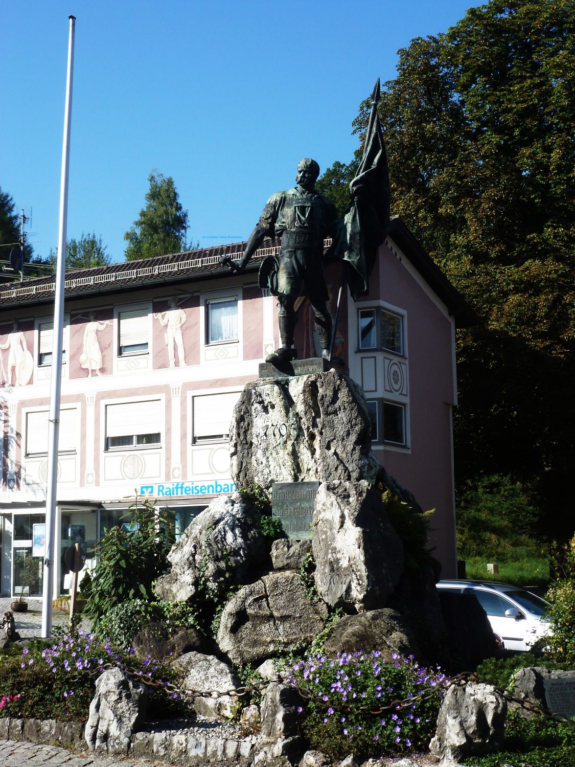 Der eiserne Schmied, er wacht noch entschlossen in Kochel am See.