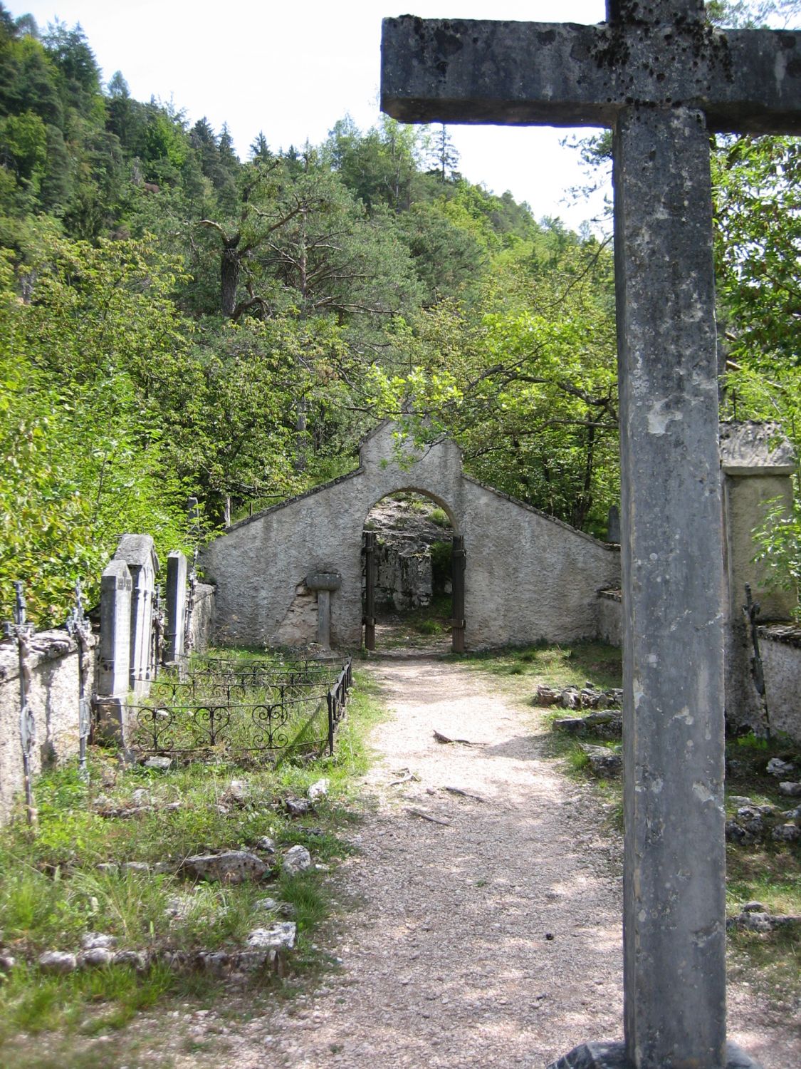 Der Friedhof - das Steinkreuz gegenüber dem Tor