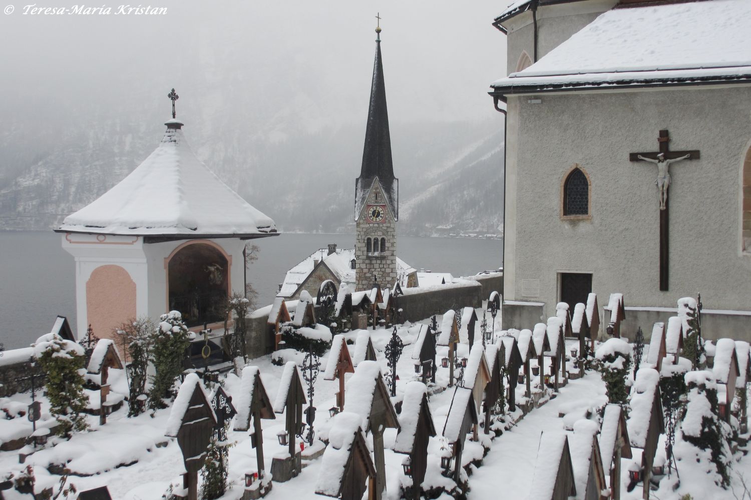 Der Friedhof  von Hallstatt im Winter