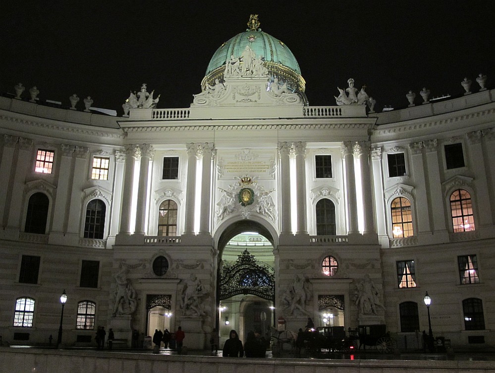 Der Michaelertrakt der Hofburg  bei Nacht