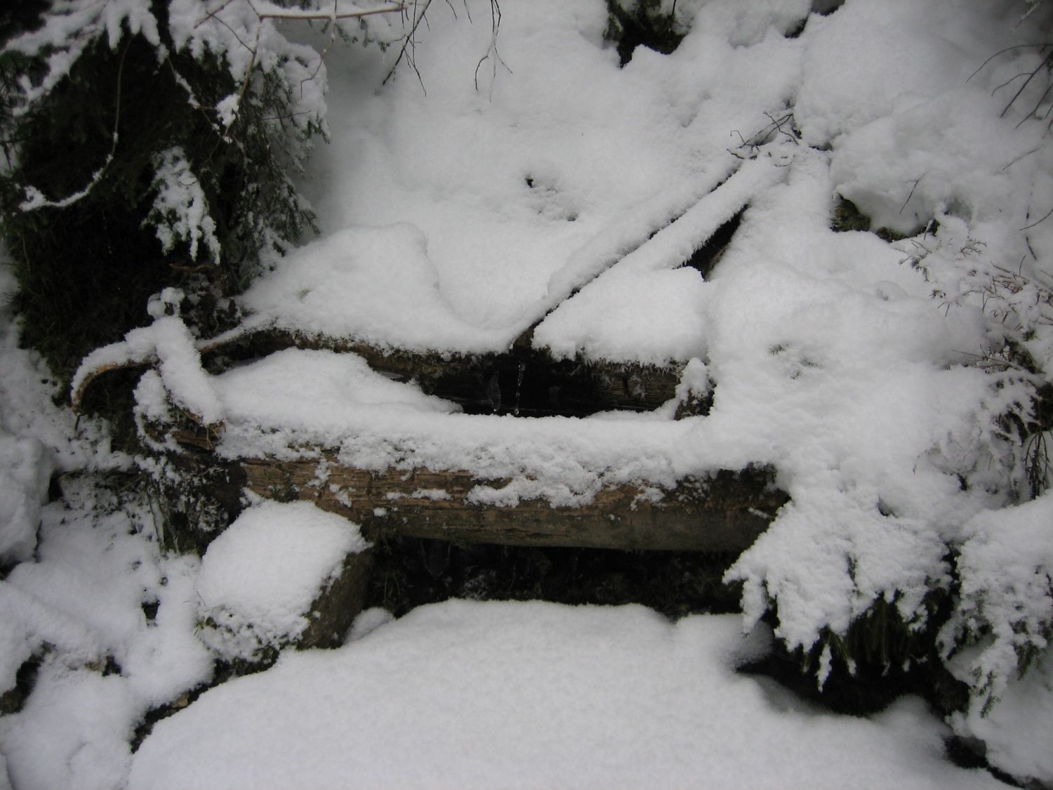 Der verschneite Brunnen