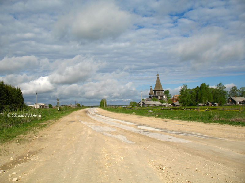 der Weg zum Kirchenensemble von Ljadiny