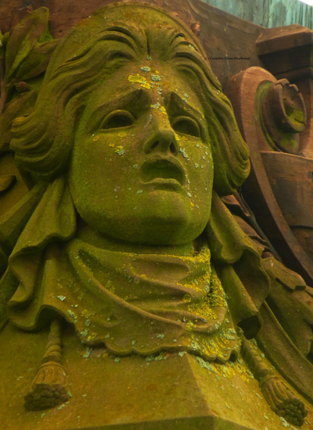 Detail am Schillerdenkmal, eine antikisierende Theatermaske der Tragödie.