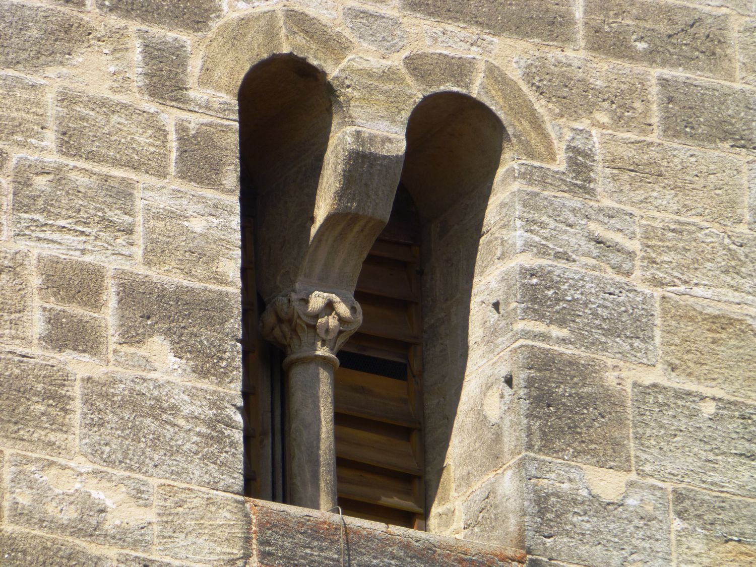 Detail des romanischen Turmfensters