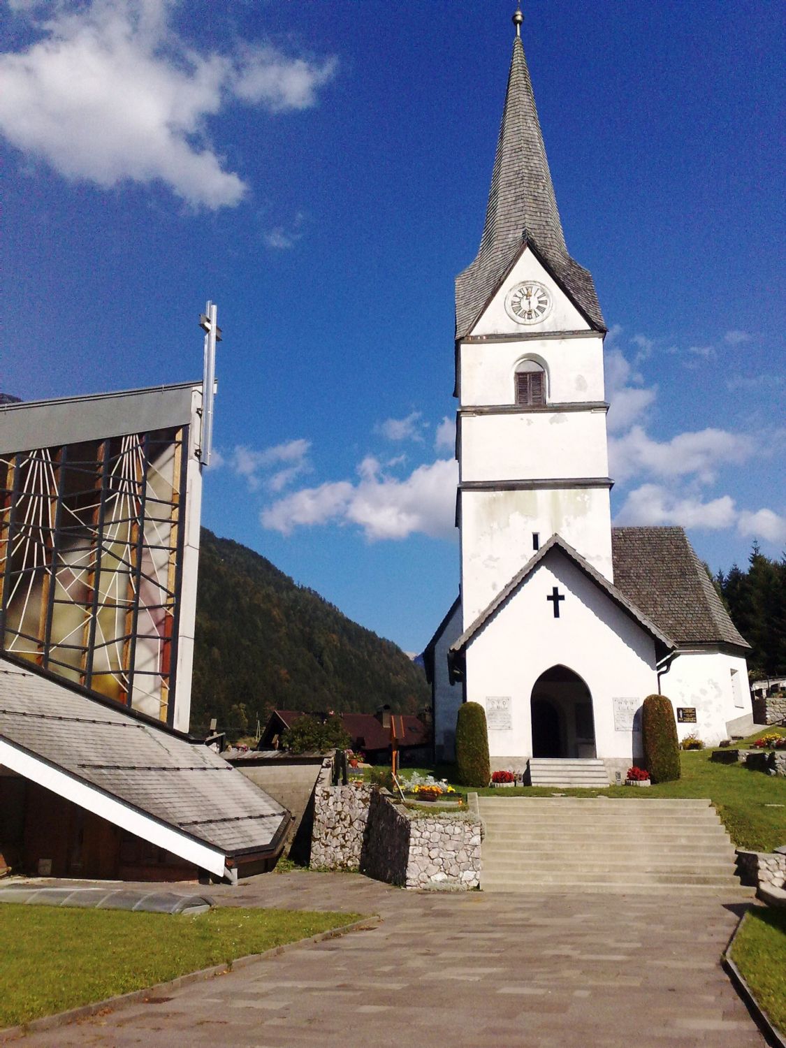 Die alte Pfarrkirche von Zell-Pfarre (K.), links der "Erker" der