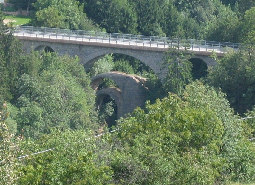 Die Drei-Bogen-Brücke von Cavedago