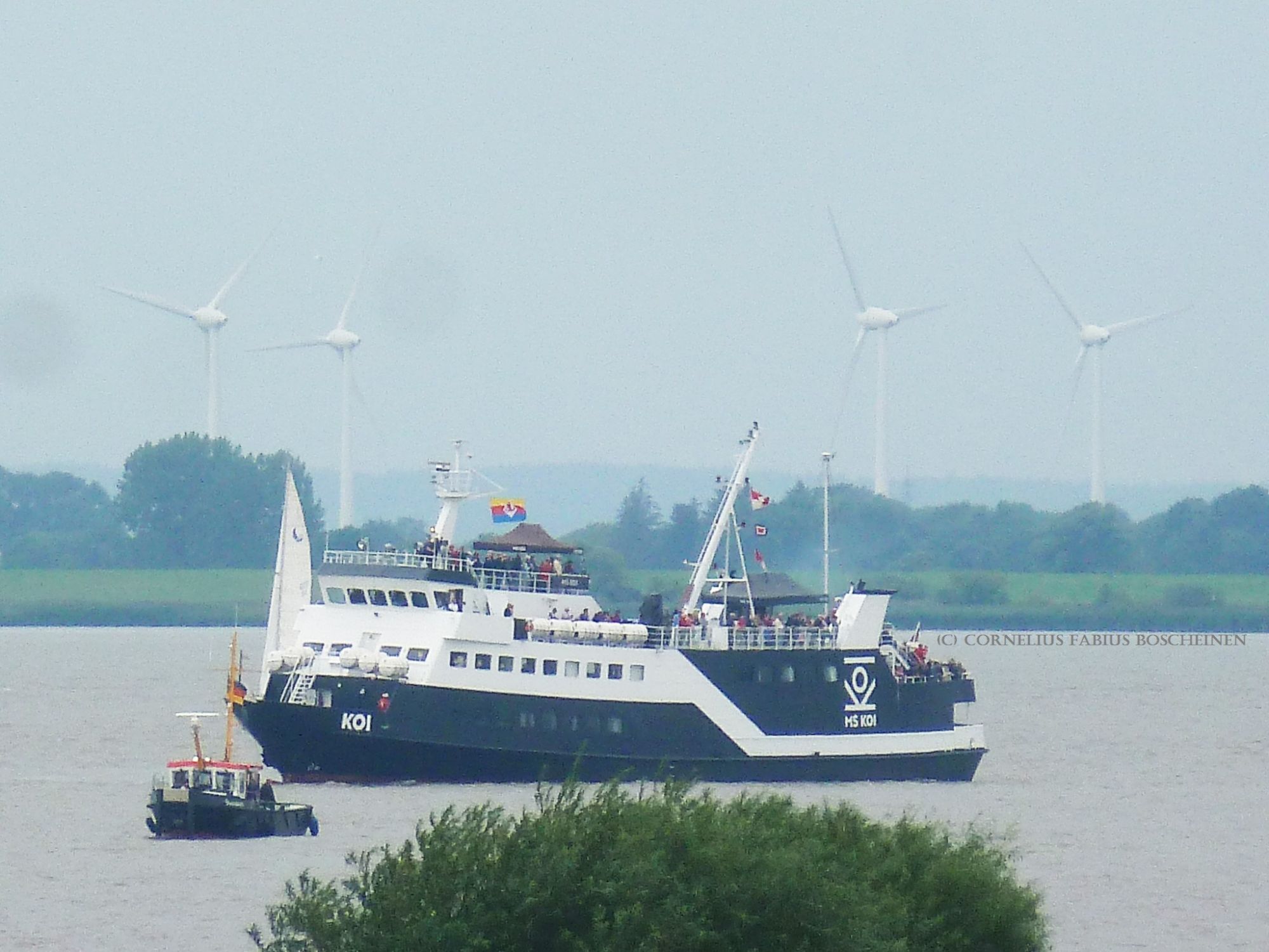 Die MS Koi begrüßt mit Passagieren die Peking.