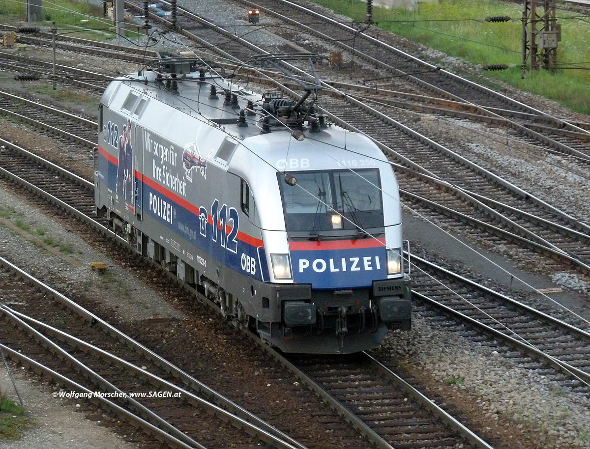 Die Polizeilokomotive rast zum Einsatzort