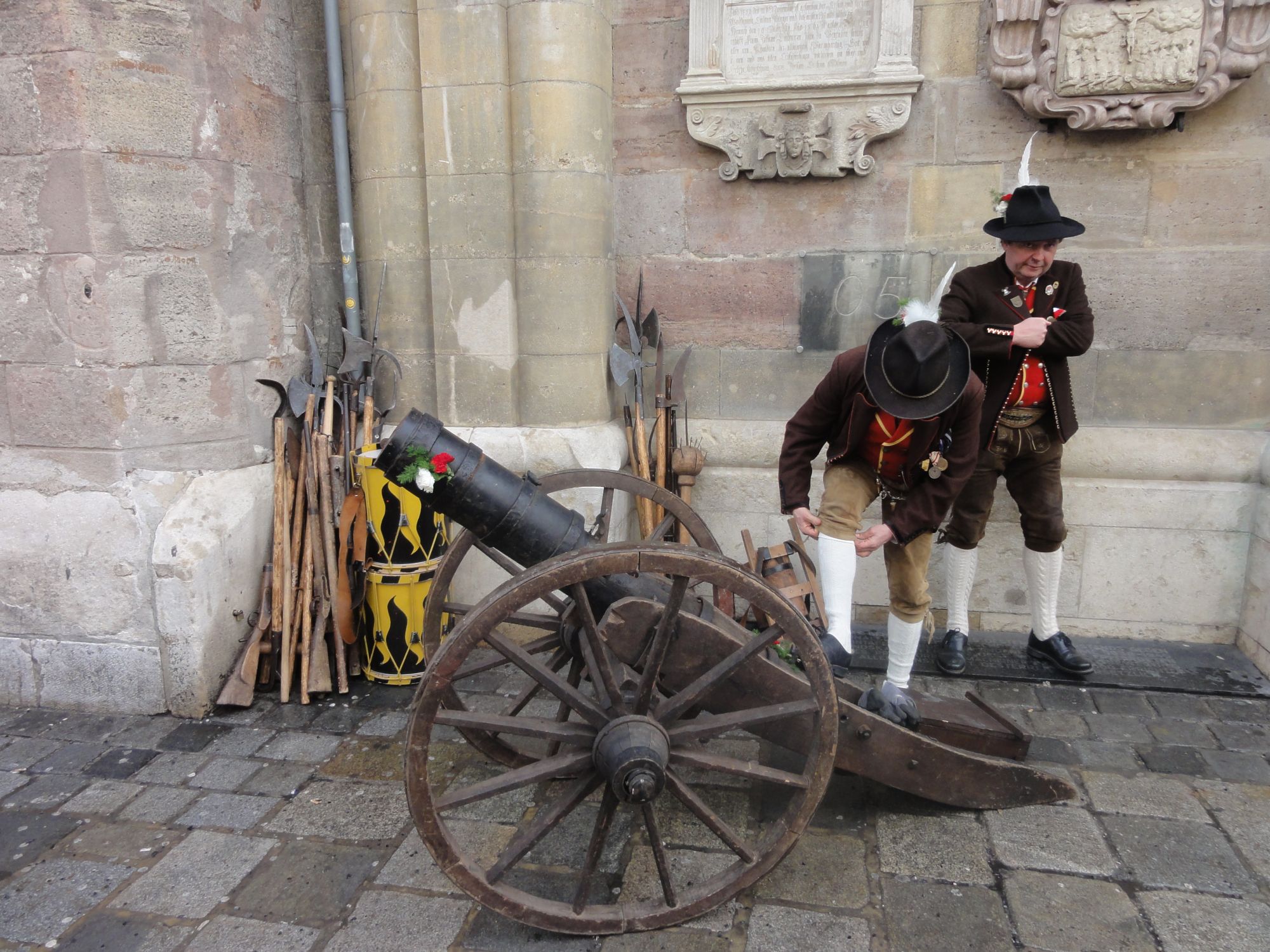 Die Waffen bleiben draußen