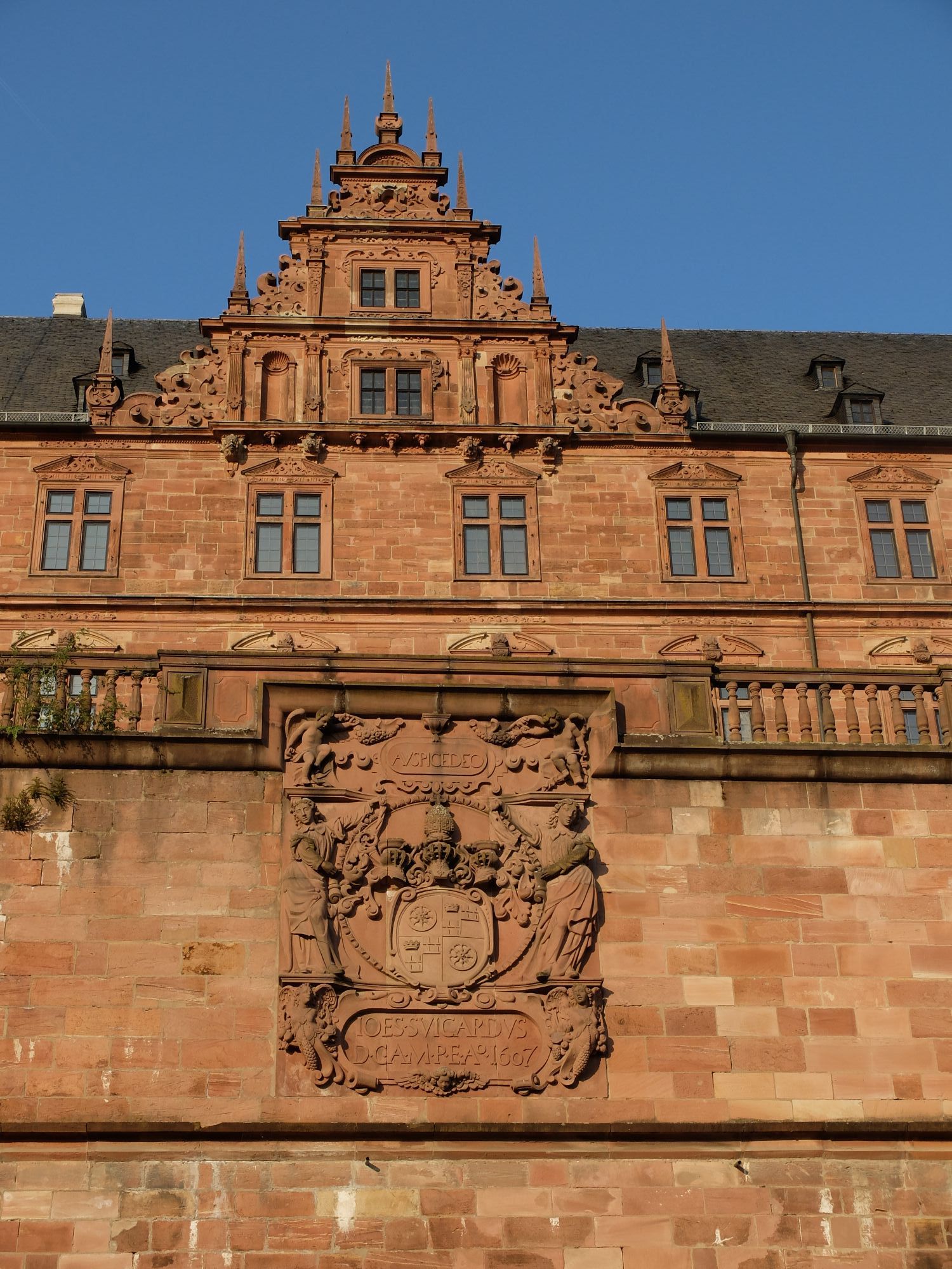 Die Wappenmauer des Schlosses Johannisburg mit dem Wappen Schweikard von Kr