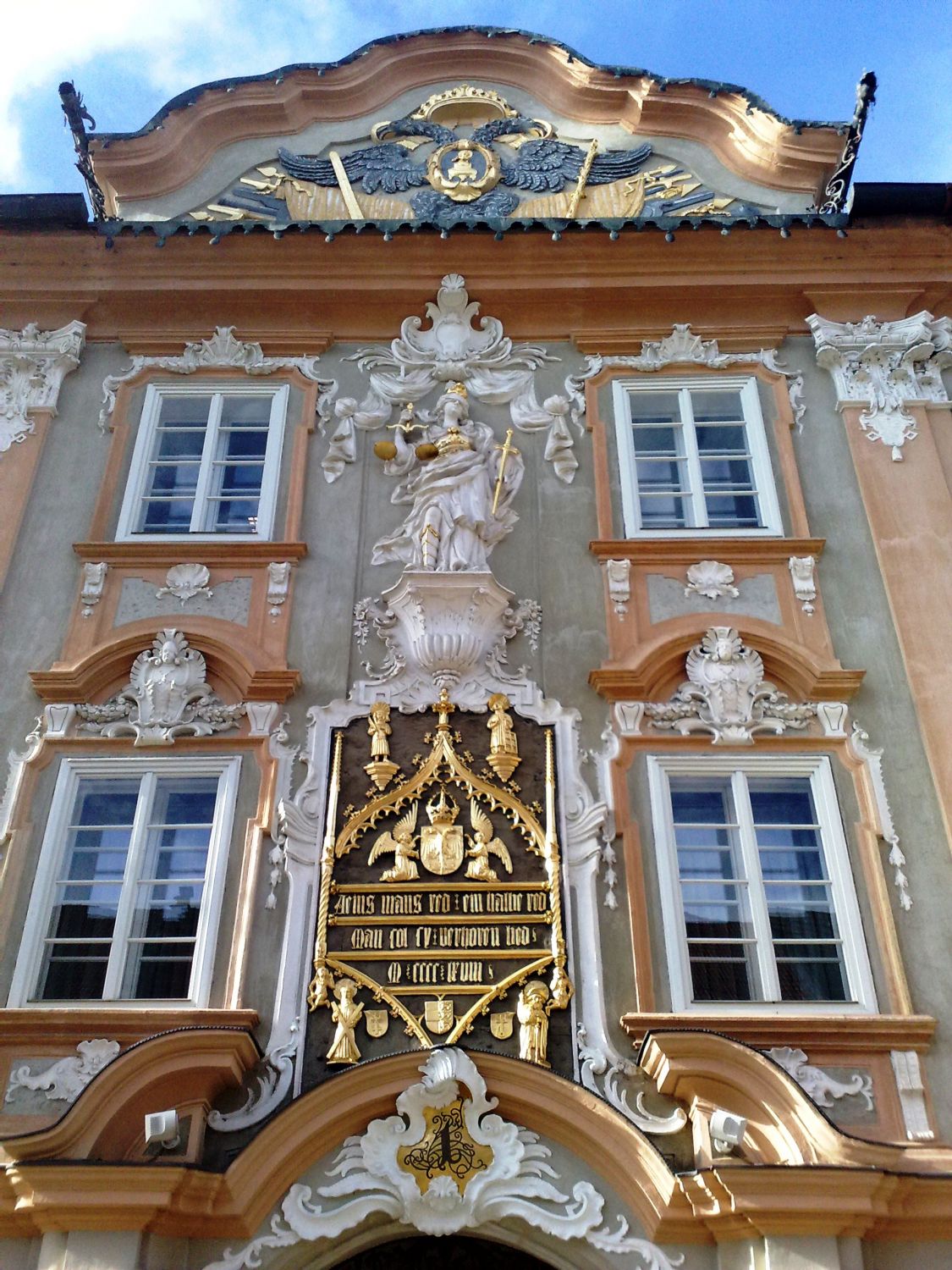 Die wunderschöne Fassade des Rathauses von St. Veit/Glan (K).