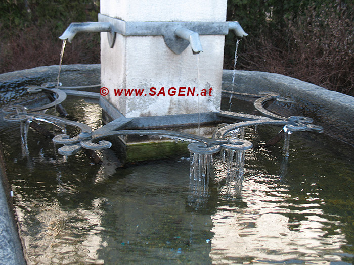 Dorfbrunnen Aldrans im Winter, Tirol