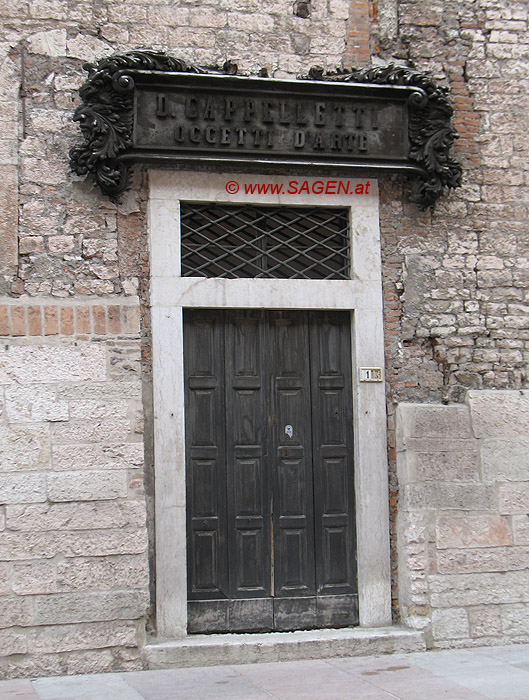 Ehemaliges Firmenschild mit Grotesken, Trient (Trento)