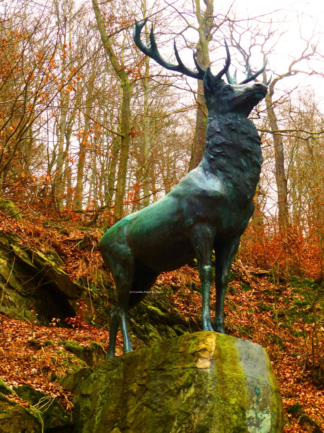 Ehrwürdiges Hirschdenkmal bei Stolberg im Südharz.