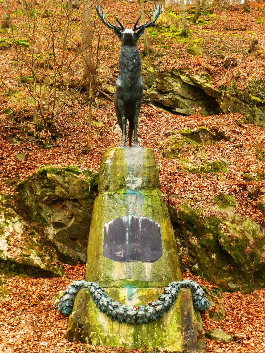 Ehrwürdiges Hirschdenkmal bei Stolberg im Südharz.