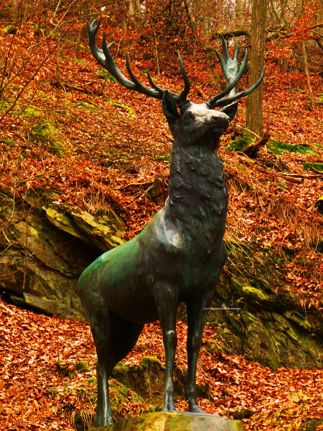 Ehrwürdiges Hirschdenkmal bei Stolberg im Südharz.