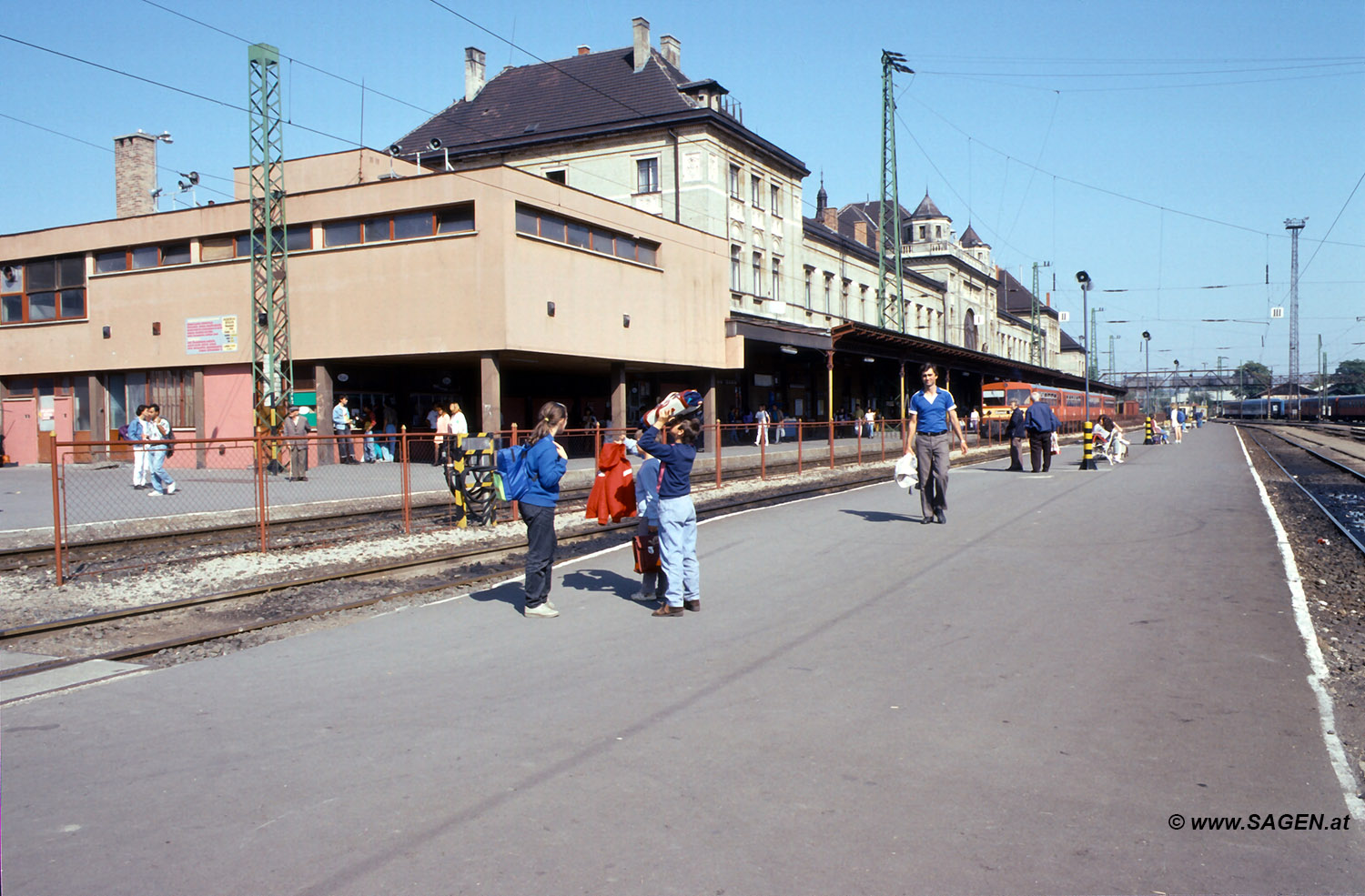 ein Bahnhof in Ungarn um 1990