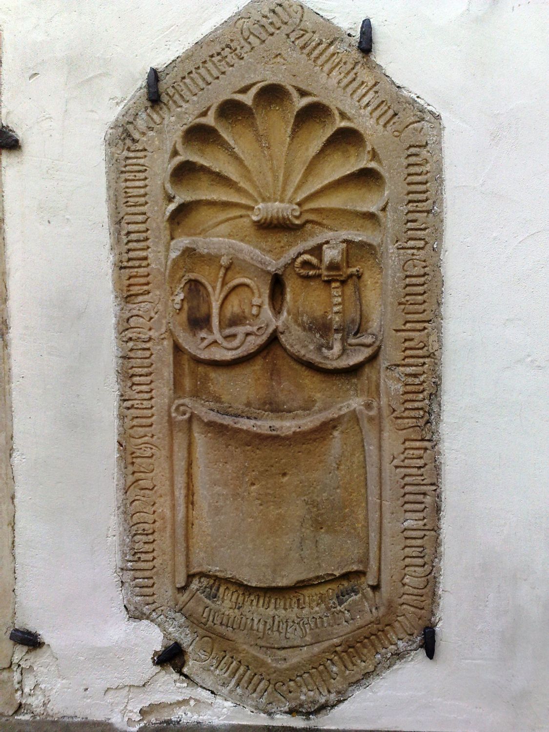 Ein merkwürdiger Grabstein an der Stadtpfarrkirche St. Veit/Glan (K).