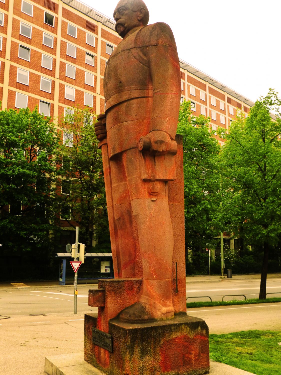 ein steinerner Fürst Otto von Bismarck auch in München.