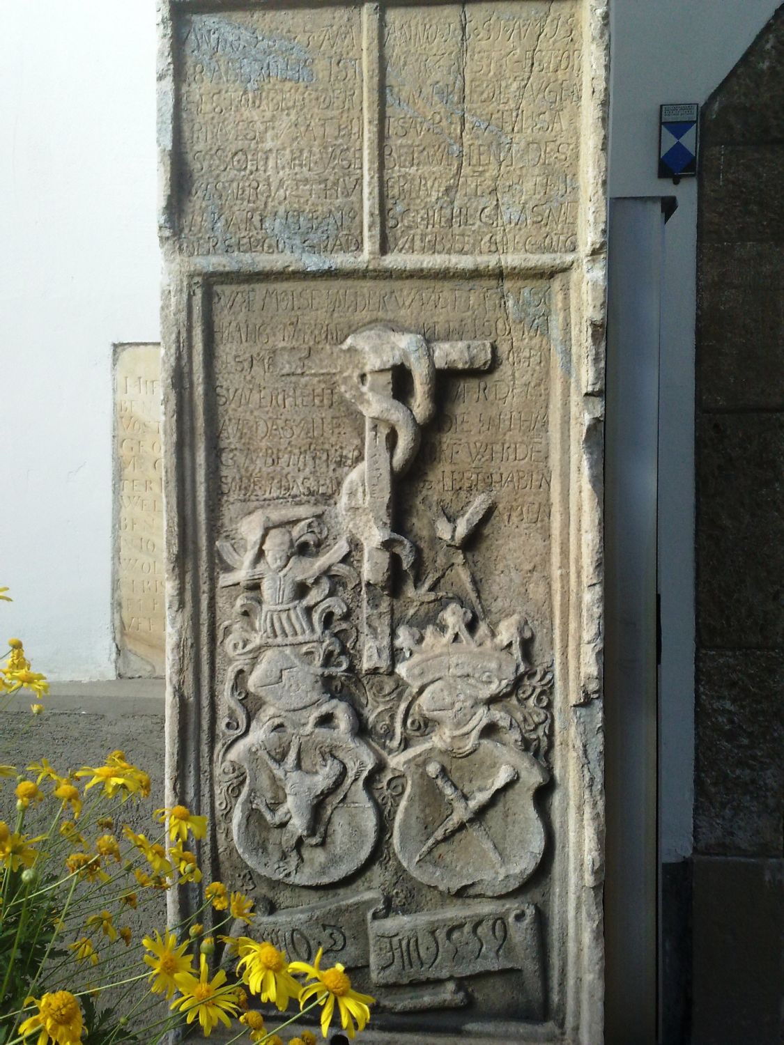 Ein weiterer eigenartiger Grabstein (1559) an der Stadtpfarrkirche St. Veit