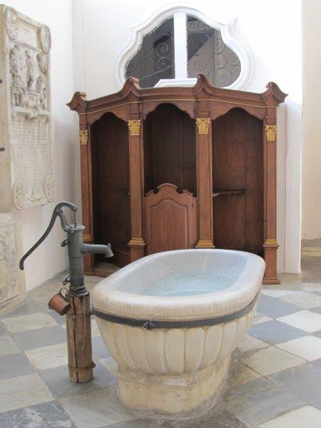 Eine Badewanne in der Kirche?!