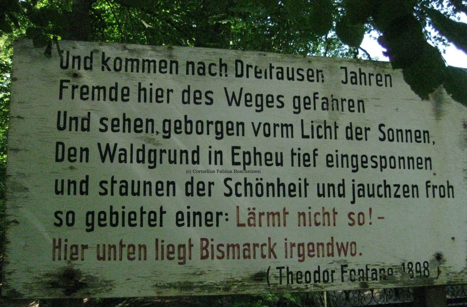 Eine Holztafel in Friedrichsruh für die wandernden Menschen