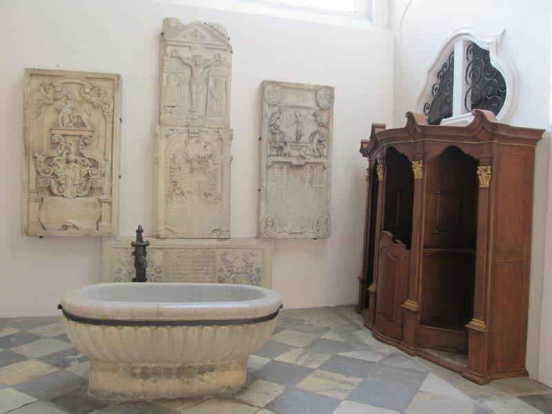 Eine Wanne in der Sterzinger Pfarrkirche