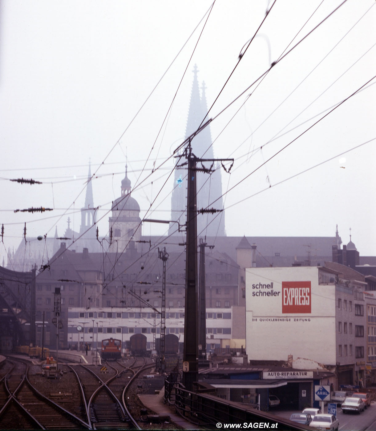 Einfahrt in den Bahnhof Köln