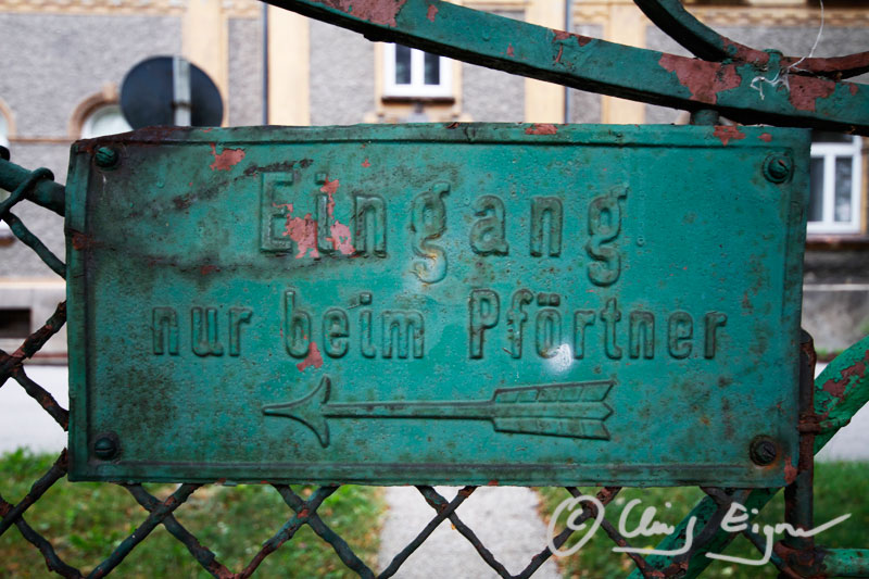 Eingang nur beim Pförtner