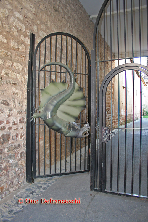 Eingangsgitter mit Drachen in Obernai