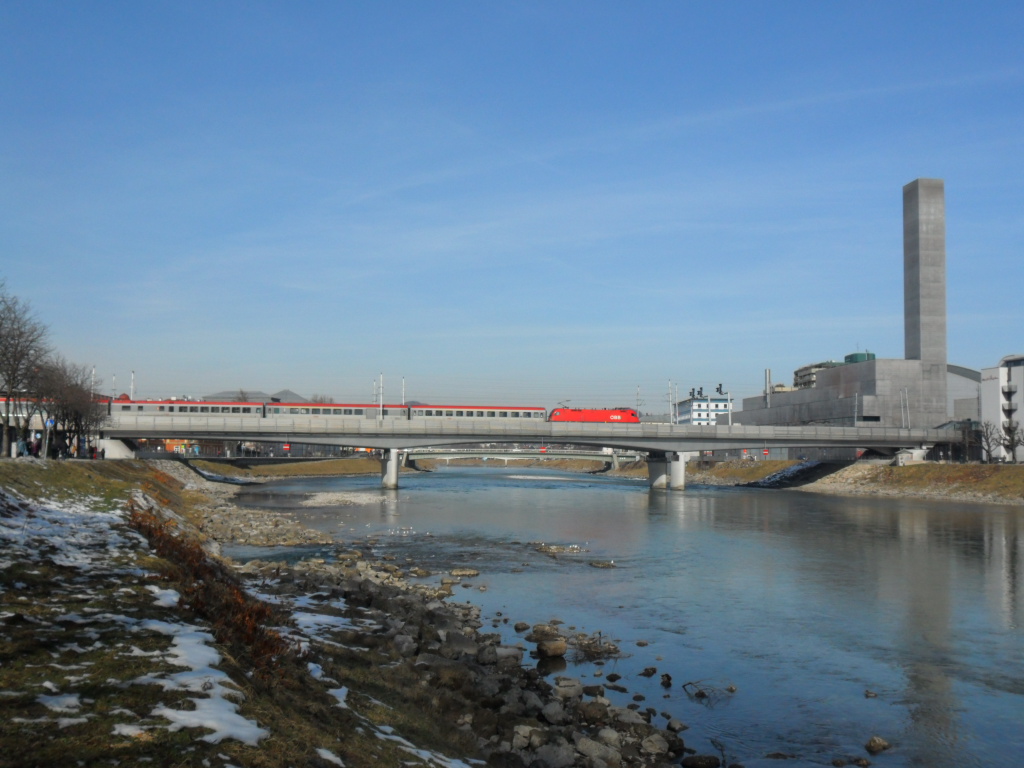 Eisenbahnbrücke in Salzburg über die Salzach