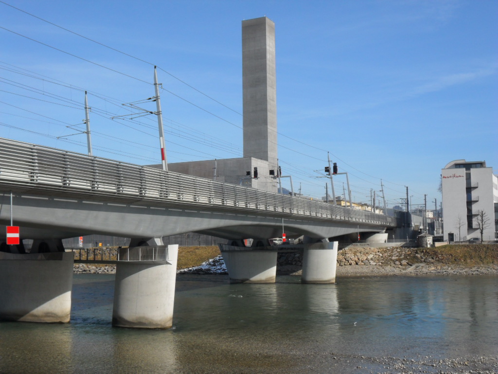 Eisenbahnbrücke in Salzburg über die Salzach