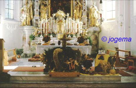 Erntekrone in der Pfarrkirche Fulpmes im Stubaital, aufgenommen um 1995