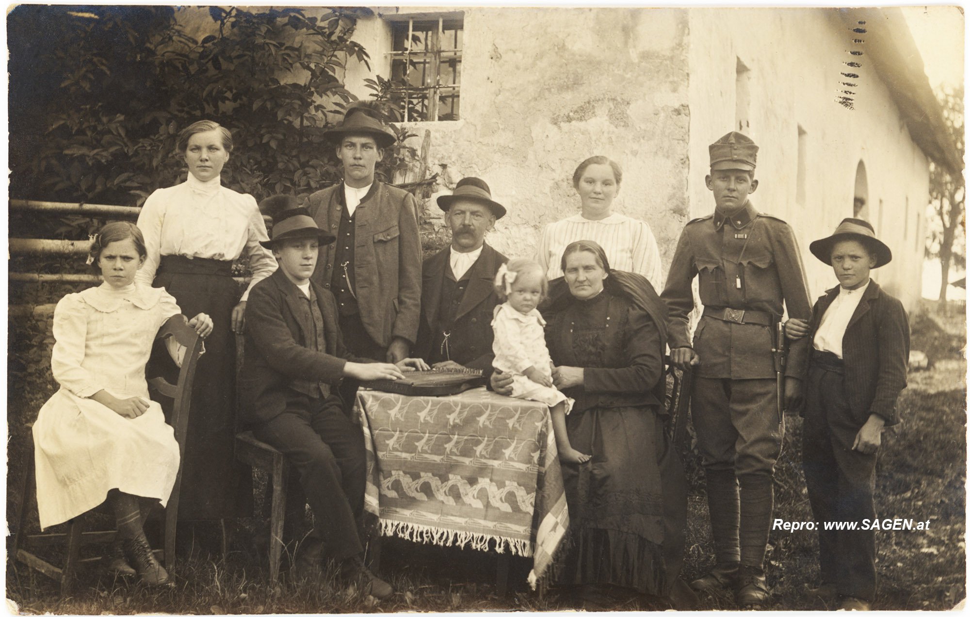 Familienporträt mit Landwirtschaft in Oberösterreich, ca. 1. Weltkrieg