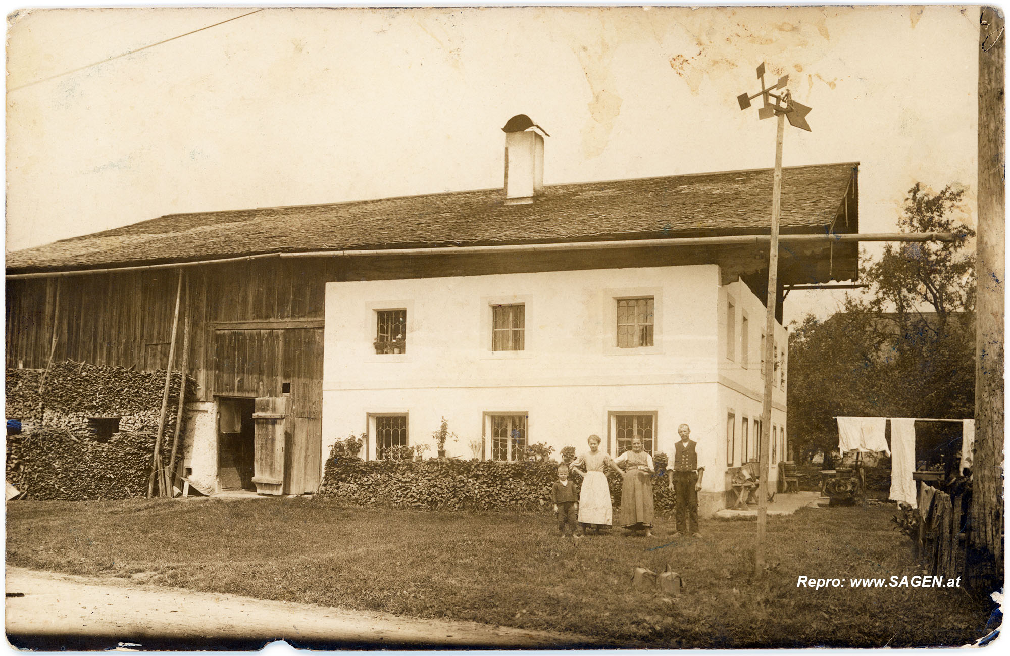 Familienporträt vor einem Bauernhaus