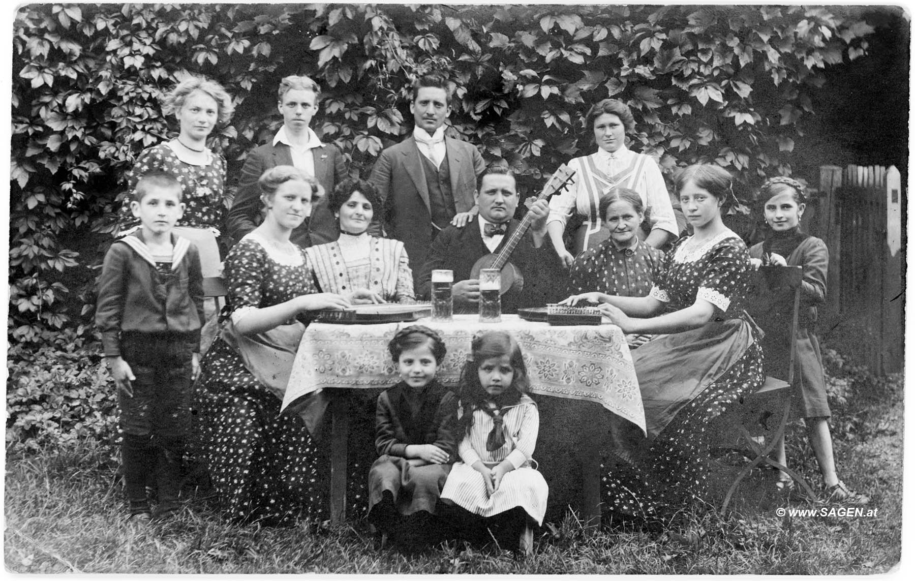 Familienportrait mit Gitarre und Zither 1912