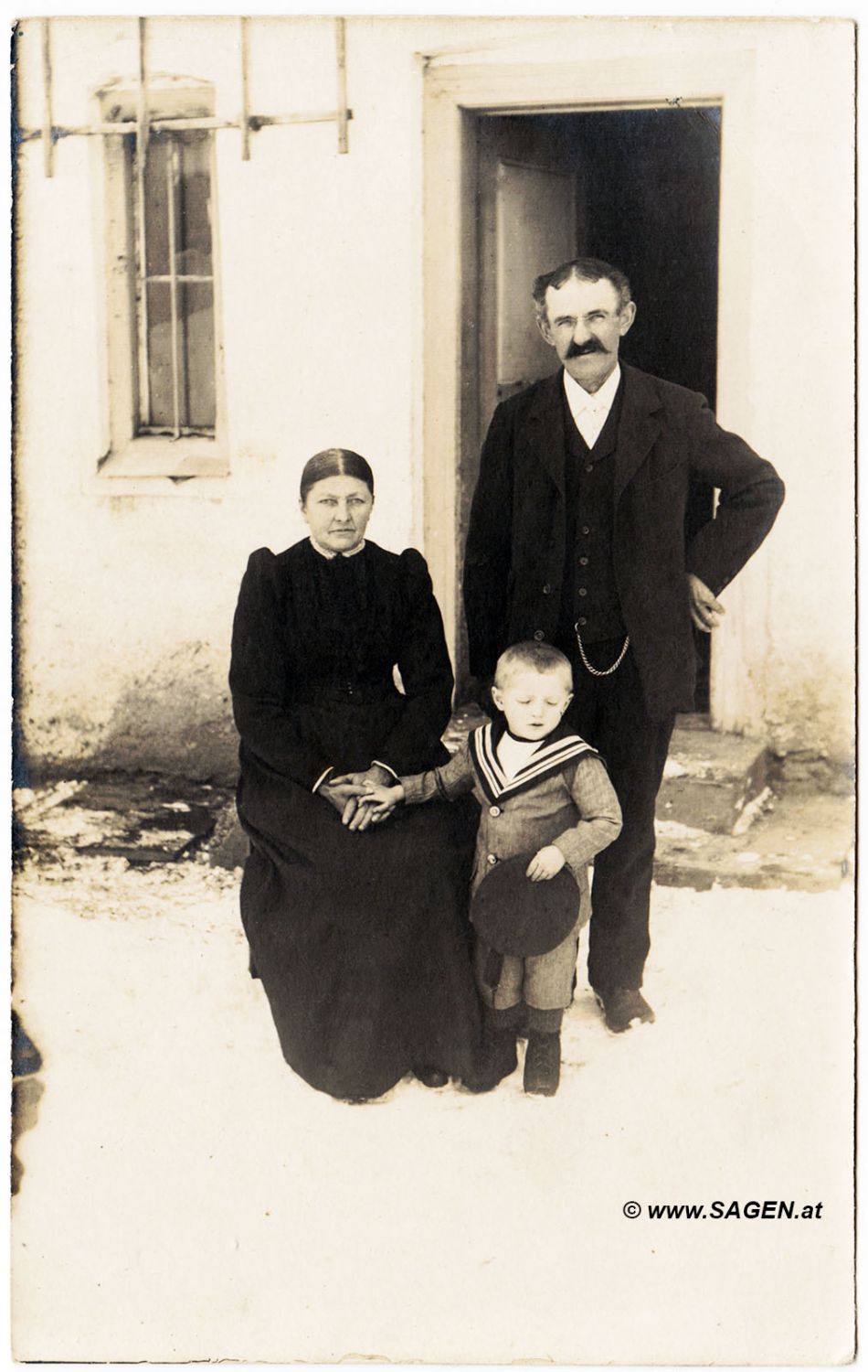 Familienportrait  mit Matrosenanzug