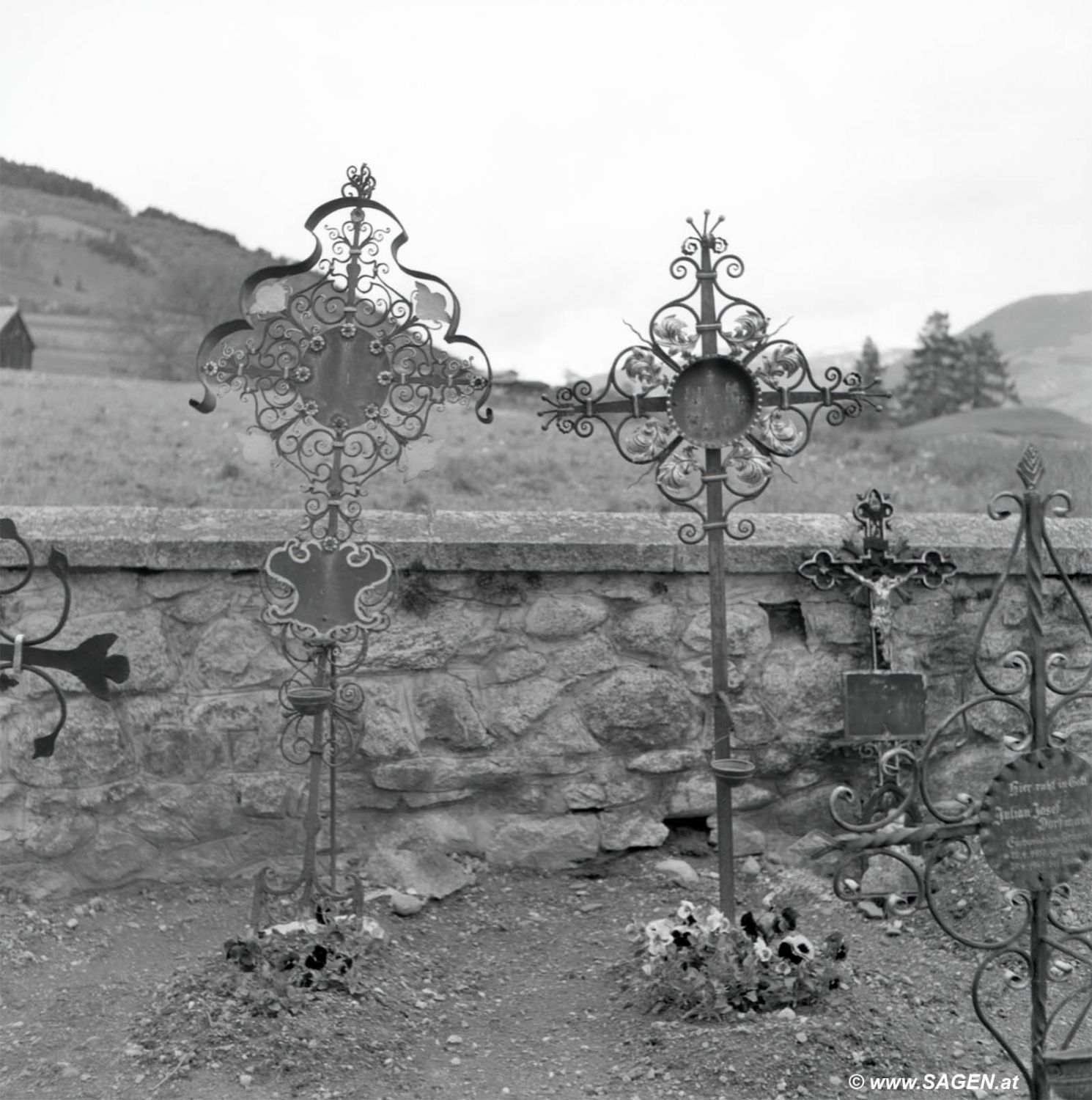 Feldthurns Friedhof Schmiedeeisen-Grabkreuze