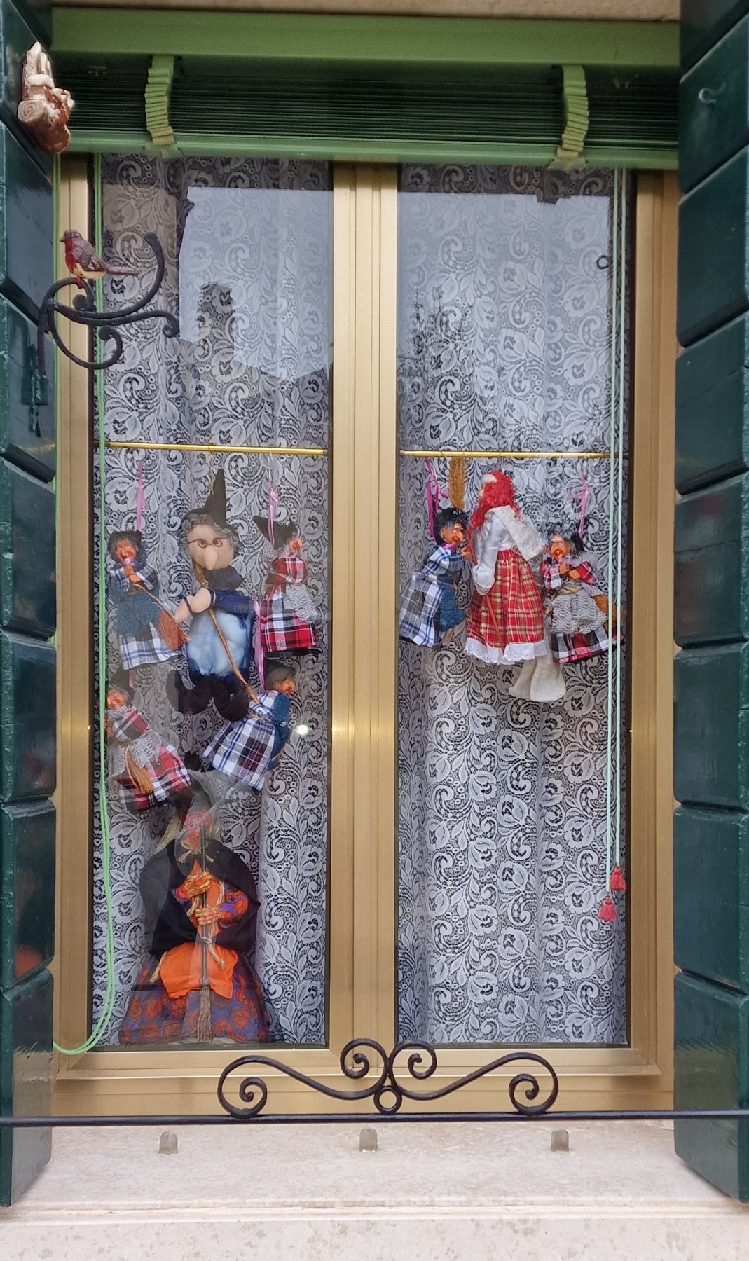 Fensterschmuck für die Hexe Befana