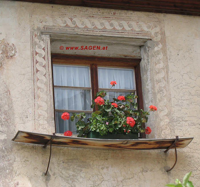 Fensterschmuck im Kloster St. Johann in Müstair (Schweiz)