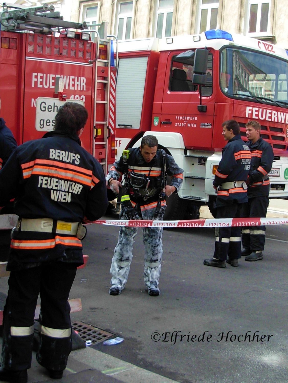 Feuerwehrmann mit Schaumhose