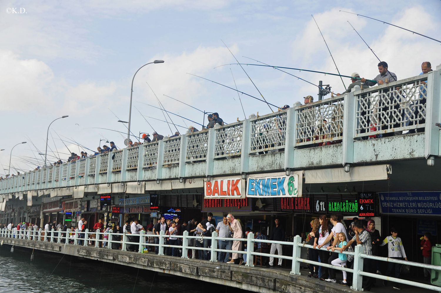 Fischer auf der Galatabrücke in Istanbul